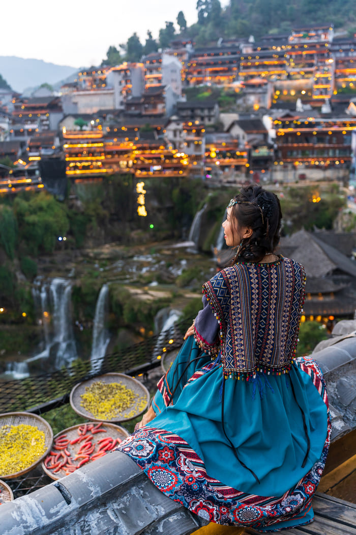 Chica admirando la vista de Lijiang